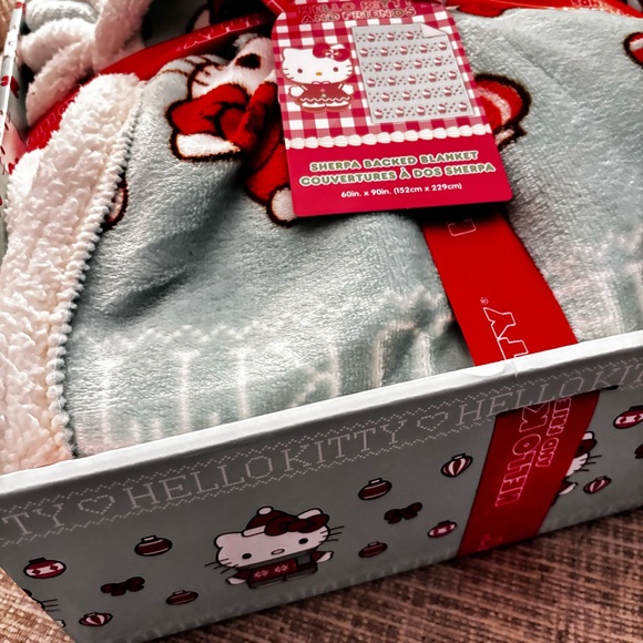 Hello Kitty Christmas plush blanket in twin size - Picture 3 of 4